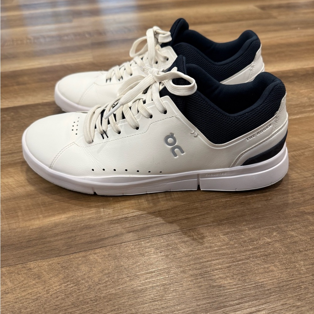 On Running The Roger Advantage Leather Sneakers - White/Navy